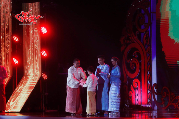 ၂၀၁၅ ခုႏွစ္ အတြက္ျမန္မာ့ ရုပ္ရွင္ ထူးခၽြန္ဆု အမ်ဳိးသားဇာတ္ပုိ့ဆု "ေဗလု၀" ရဲ႕ ကိုယ္စား မိသားစု၀င္မွ ဆုကို လက္ခံခဲ့ပါတယ္။