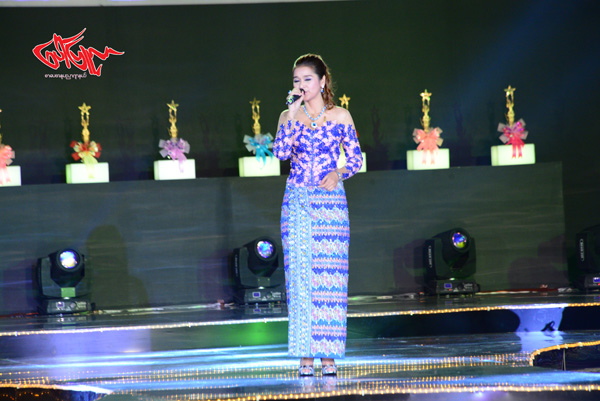 ၂၀၁၂ခုႏွစ္ အတြက္ ၿမန္မာရုပ္ရွင္ထူးခၽြန္ဆု အခမ္းအနားတြင္ ေတးသီခ်င္းမ်ားၿဖင့္ ေဖ်ာ္ေၿဖစဥ္