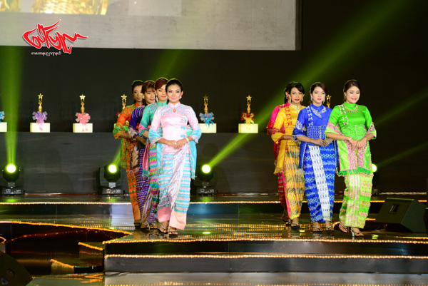 ၂၀၁၂ခုႏွစ္ အတြက္ ၿမန္မာရုပ္ရွင္ထူးခၽြန္ဆု အခမ္းအနားတြင္ ေတြ႕ၿမင္ရသည့္  အကယ္ဒမီ ဗန္းကိုင္မ်ား