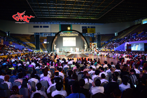 ၂၀၁၂ခုႏွစ္ အတြက္ ၿမန္မာရုပ္ရွင္ထူးခၽြန္ဆု ခ်ီးၿမွင့္သည့္ အကယ္ဒမီ စတိတ္စင္