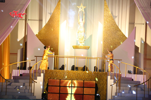 ၂၀၁၃ခုႏွစ္ အတြက္ ၿမန္မာရုပ္ရွင္ထူးခၽြန္ဆု ေပးပြဲအခမ္းအနား တင္ဆက္မႈၿမင္ကြင္းမ်ား