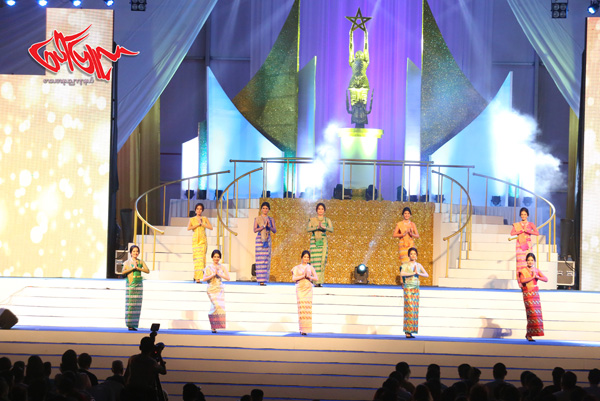 ၂၀၁၃ခုႏွစ္ အတြက္ ၿမန္မာရုပ္ရွင္ထူးခၽြန္ဆု ေပးပြဲတြင္ ေတြ႕ၿမင္ရတဲ့ အကယ္ဒမီ ဗန္းကုိင္မ်ား