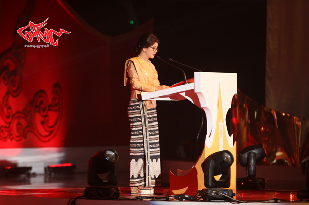 ၂၀၁၄ - ၂၀၁၅ခုႏွစ္ အတြက္ၿမန္မာရုပ္ရွင္ထူးခၽြန္ဆု ေပးပြဲအခမ္းအနား တြင္အမွာစကားေၿပာၾကားေပးပါေသာ အကယ္ဒမီ ထြန္းအိၿႏၵာဗုိ