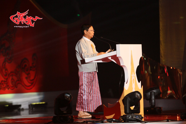 ၂၀၁၄ - ၂၀၁၅ခုႏွစ္ အတြက္ၿမန္မာရုပ္ရွင္ထူးခၽြန္ဆု ေပးပြဲအခမ္းအနား တြင္ အမွာစကားေၿပာၾကားေပးပါေသာ ယဥ္ေက်းမႈႏွင့္ သာသနာေရး၀န္ၾကီး သူရဦးေအာင္ကုိ 