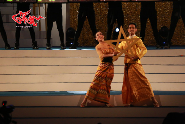 ၂၀၁၃ခုႏွစ္ အတြက္ ၿမန္မာရုပ္ရွင္ထူးခၽြန္ဆု ေပးပြဲအခမ္းအနား တင္ဆက္မႈၿမင္ကြင္းမ်ား