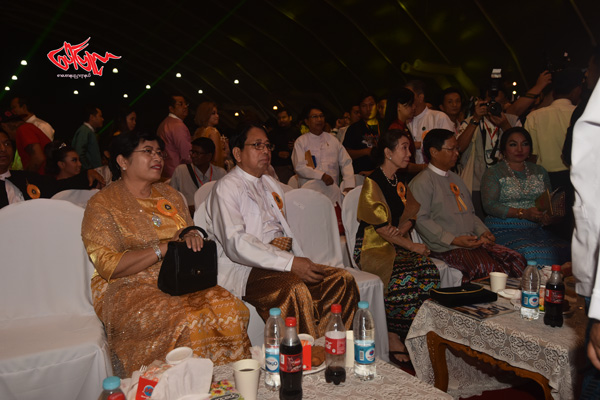၂၀၁၄ - ၂၀၁၅ခုႏွစ္ အတြက္ၿမန္မာရုပ္ရွင္ထူးခၽြန္ဆု ေပးပြဲအခမ္းအနားသို႕ တက္ေရာက္လာေသာ ဧည့္သည္ေတာ္မ်ား