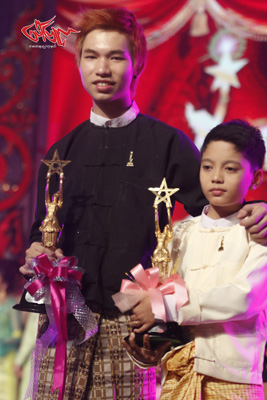 က်ဴးပစ္ရဲ႕ေက်းကၽြန္မ်ား ရုပ္ရွင္ ဇာတ္ကားျဖင့္ ၂၀၁၅ ခုႏွစ္ အတြက္ျမန္မာ့ ရုပ္ရွင္ ထူးခၽြန္ဆု အေကာင္းဆံုး ရုပ္ရွင္ ဓါတ္ပံု ဆု - "ေဇာ္ျမင့္" ရဲ႕ ကိုယ္စား မိသားစု၀င္မ်ားက ဆုကို လက္ခံခဲ့ပါတယ္။