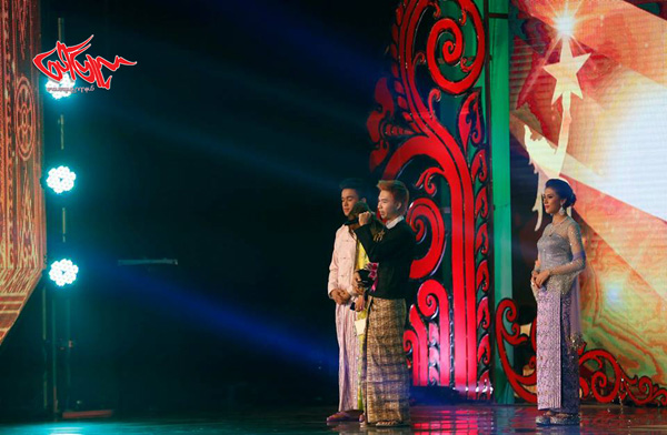 က်ဴးပစ္ရဲ႕ေက်းကၽြန္မ်ား ရုပ္ရွင္ ဇာတ္ကားျဖင့္ ၂၀၁၅ ခုႏွစ္ အတြက္ျမန္မာ့ ရုပ္ရွင္ ထူးခၽြန္ဆု အေကာင္းဆံုး ရုပ္ရွင္ ဓါတ္ပံု ဆု - "ေဇာ္ျမင့္" ရဲ႕ ကိုယ္စား မိသားစု၀င္မ်ားက ဆုကို လက္ခံခဲ့ပါတယ္။