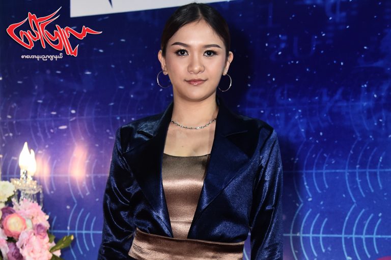 ကိုယ္​ဖြင္​့ထားတဲ့ဆိုင္​ေလးကို ပရိသတ္​ေတြကို လာစားၾကည္​့ၾကပါလို႔ ဖိတ္​ေခၚလိုက္​တဲ့ ေတးသံရွင္ဂ်င္​းနီ