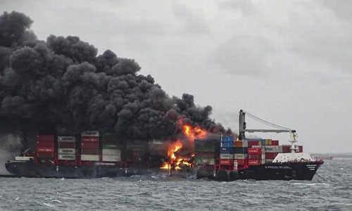 ဓာတုပစ္စည်းများ တင်ဆောင်လာသော ကုန်တင်သင်္ဘောတစ်စီး ကိုလံဘိုဆိပ်ကမ်း အနီးတွင် မီးလောင်