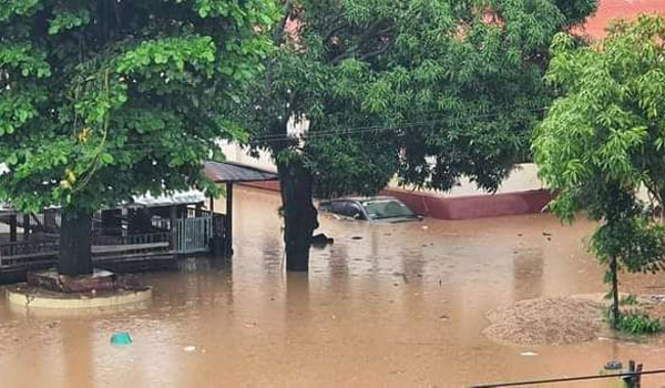 မြဝတီမြို့ရှိ သောင်ရင်းမြစ်ရေ မြင့်တက်လာသောကြောင့် ရေကြီးလာပြီး နေအိမ်အချို့ရေနစ်မြှုပ်ကာ လူအချို့ပိတ်မိ