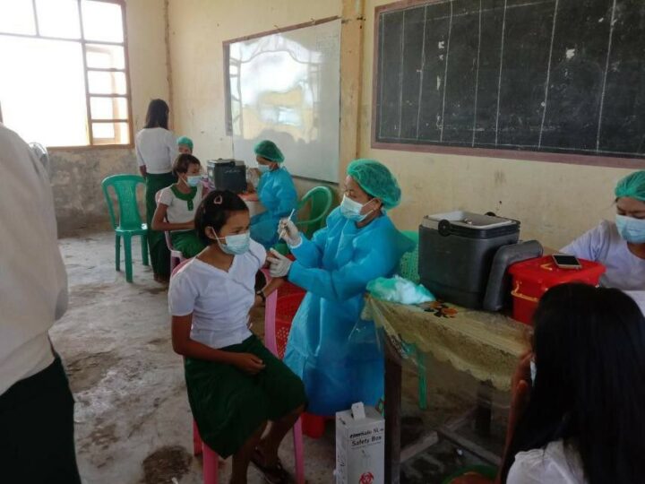 ရခိုင်ပြည်နယ် စစ်ရှောင်စခန်းများနှင့် ဘင်္ဂါလီရွာများမှ ကျောင်းသား၊သူများအား ကိုဗစ်ကာကွယ်ဆေးများထိုးနှံ