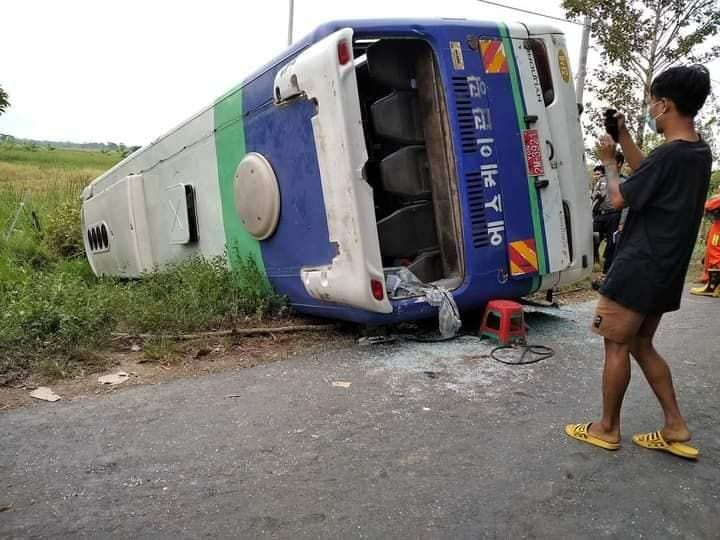 ရန်ကုန် – ကျုံမငေး ပြေးဆွဲသော ယာဉ်တစ်စီးတိမ်းမှောက်၍ ခရီးသည် ၁၀ ဦးခန့် ဒဏ်ရာရ