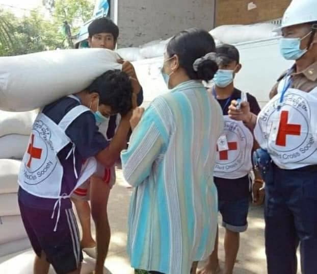 ရန်ကုန်၊ ရွှေပြည်သာက လက်လုပ်လက်စားများအား WFPနှင့်ကြက်ခြေနီအသင်းတို့ ဆန်ဝေ