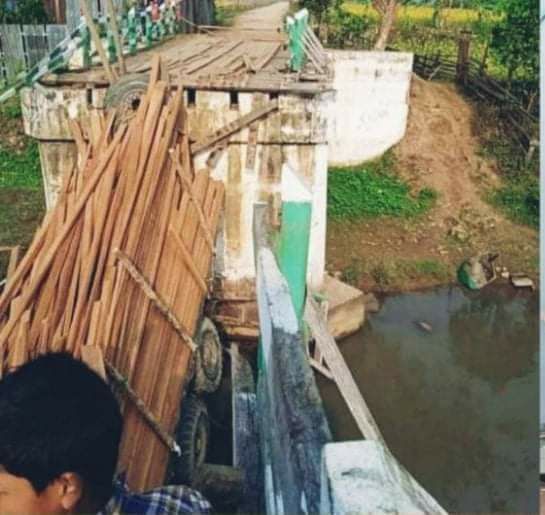 မိုးညှင်းမြိုနယ်၌ သစ်ခွဲသားများတင်လာသည့် ၆ ဘီးကား တံတားအားဖြတ်စဥ်တံတားကျိုးကျ၍ ၂ ဦးသေဆုံး