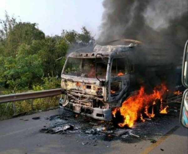 ကော့ကရိတ်မြို့နယ်ရှိ အာရှလမ်းမကြီး၌ ကုန်တင်ကား ၂ စီးနှင့်ခရီးသည်တင်ကားတစ်စီးမီးရှို့ဖျက်ဆီးခံရ