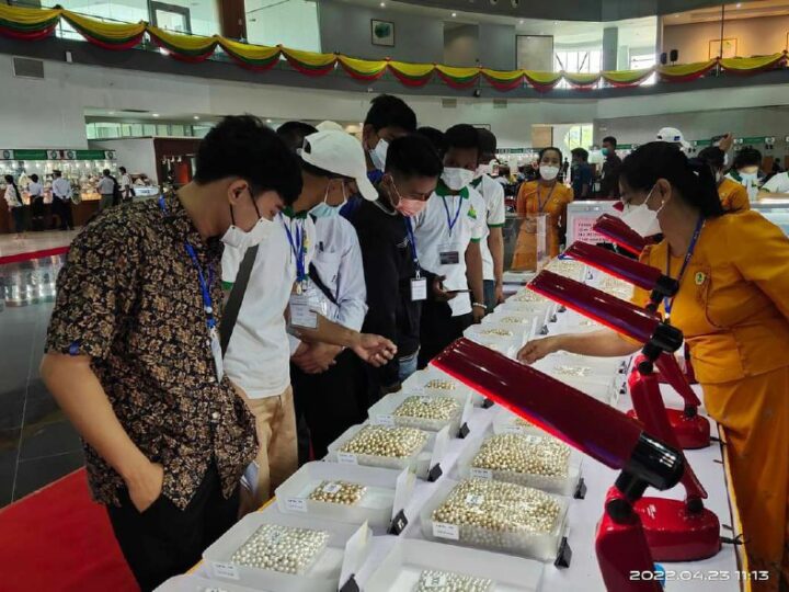 မြန်မာ့ကျောက်မျက် ရတနာပြပွဲအတွင်း ပုလဲအတွဲပေါင်း ၃၃၀ ရောင်းထွက်ထား