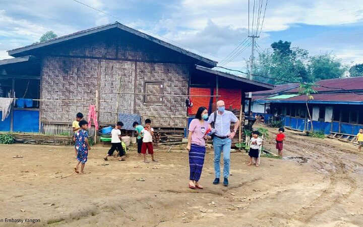 မြစ်ကြီးနားမြို့ရှိ စစ်ဘေးရှောင်စခန်းများသို့ ဂျာမနီနိုငံသံရုံးအကြီးအကဲသွားရောက်