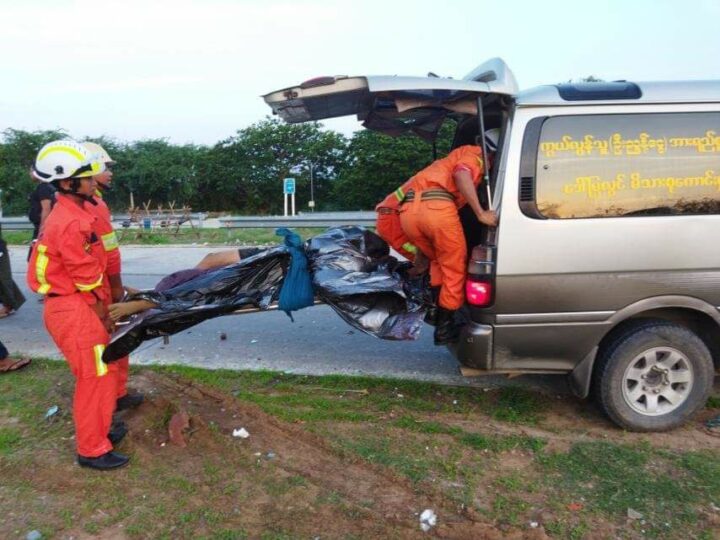 ရန်ကုန်-မန္တလေးအမြန်လမ်း၌ ခရီးသည်တင်ကားမောင်းသူအိပ်ငိုက်၍ ရပ်ထားသည့်ကားအားနောက်မှဝင်တိုက် ၂ ဦးသေဆုံး