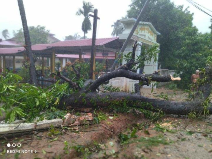 မွန်ပြည်နယ်အတွင်း လေပြင်းတိုက်ခတ်ကာ မိုး သည်းထန်စွာရွာသွန်း၍ နေအိမ်များပျက်စီးကာ သစ်ပင်လဲကျမှုများဖြစ်ပေါ်ခဲ့