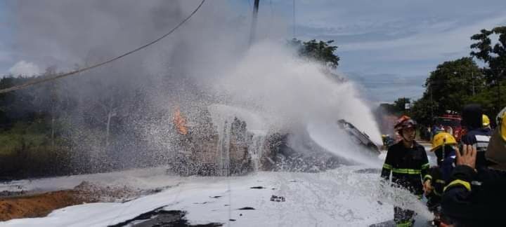 မုဒုံမြို့နယ်တွင် ဆီဘောက်စာကားတိမ်းမှောက်မီးလောင်၍ ကားမောင်းလာသူသေဆုံး