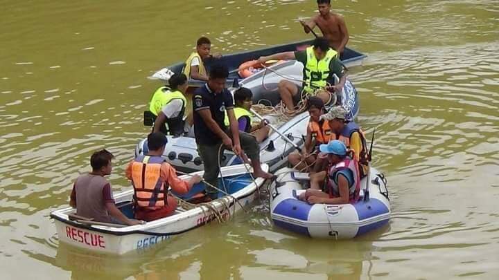 ဖားကန့်မြို့ ရေကန်အတွင်း ပြုတ်ကျခဲ့သောမိသားစုဝင် သုံးဦး၏ ရုပ်အလောင်းအတွက် ရှာဖွေရေးကယ်ဆယ်ရေး ရပ်နား