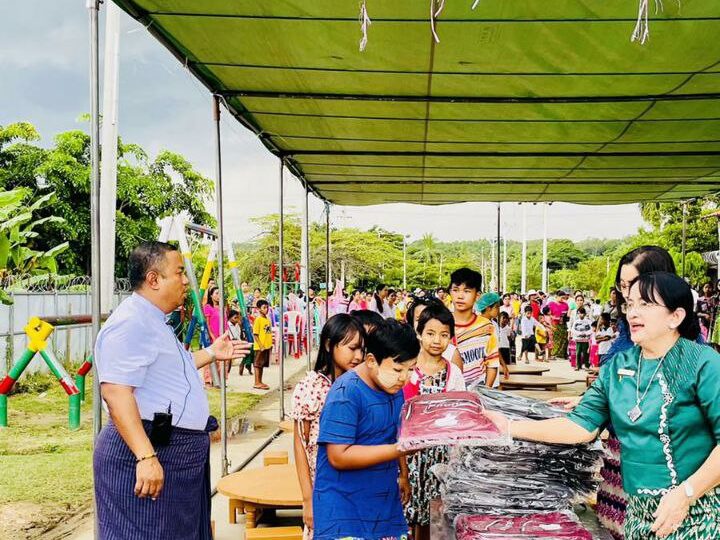 နွမ်းပါးကလေးငယ်များအား ကျောပိုးအိတ်အလုံး ၃၀၀ ကို ထိုက်သူပန် တိုင်းရင်းဆေးဝါးထုတ်လုပ်ရေးမှထောက်ပံ့လှူဒါန်း