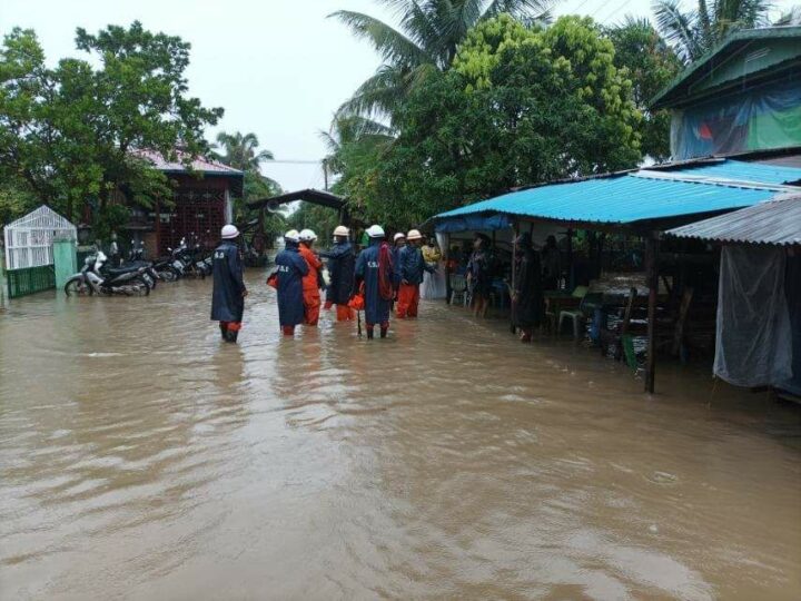 ပေါင်မြို့နယ်တွင် မိုးသည်းထန်စွာရွာသွန်းပြီး နေအိမ်များအတွင်းသို့ရေဝင်ရောက်နေ
