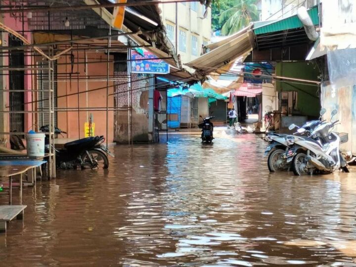 တာချီလိတ်မြို့ရှိ မိုးသည်းထန်စွာရွာသွန်း၍ တာလော့ရပ်ကွက်အတွင်း၌ ရေဝင်ရောက်လျက်ရှိ