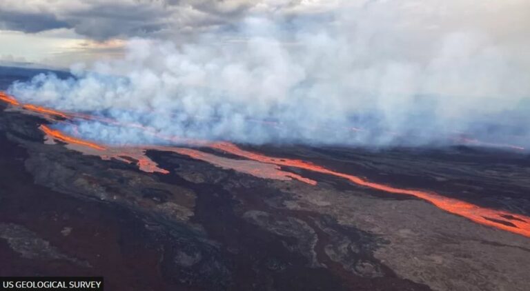 ဟာဝိုင်အီရှိ Mauna Loa နှစ်ပေါင်း ၄၀ နီးပါးအတွင်း ပထမဆုံးအကြိမ် ပေါက်ကွဲ