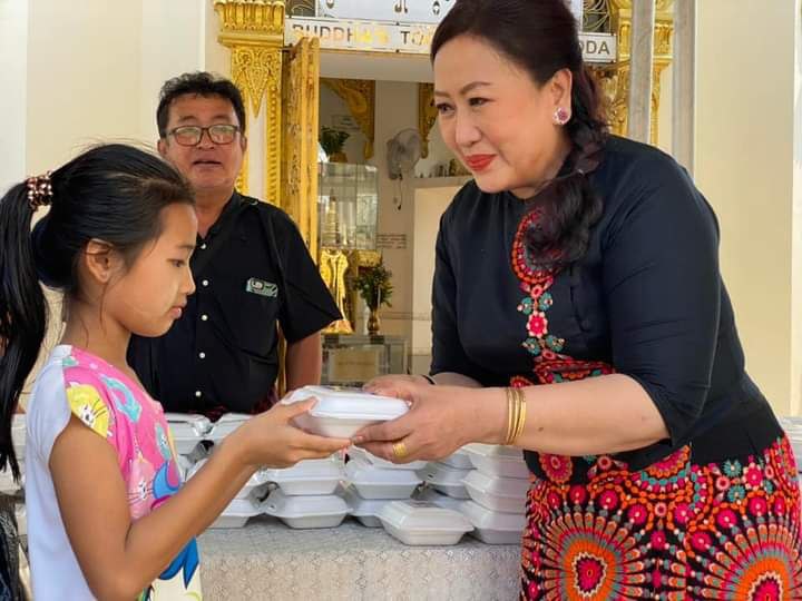 တပို့တွဲလပြည့်နေ့မှာ ဓမ္မ မိတ်ဆွေများနဲ့အတူထမနဲလှူဒါန်းခဲ့တဲ့ဦးအောင်ခိုင်တို့ဇနီးမောင်နှံ