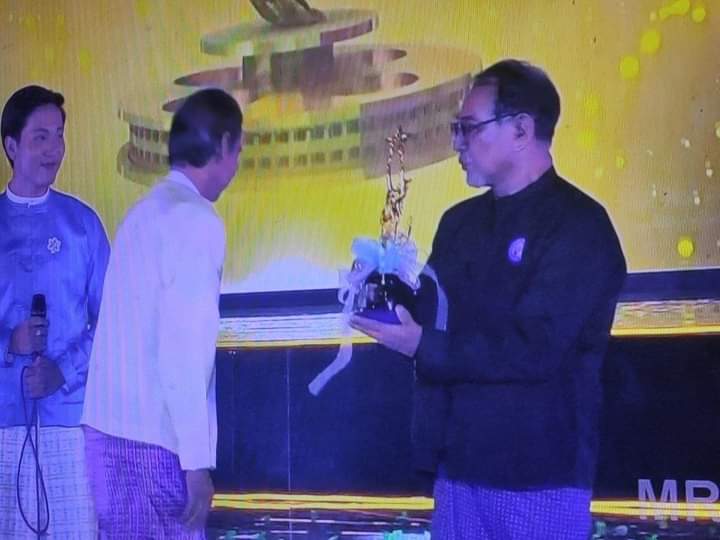 အကောင်းဆုံးရုပ်ရှင်ဇာတ်ညွှန်းဆု နိုင်ငံကြီးသားဇာတ်ကားမှ မောင်မြတ်ဆွေရရှိ