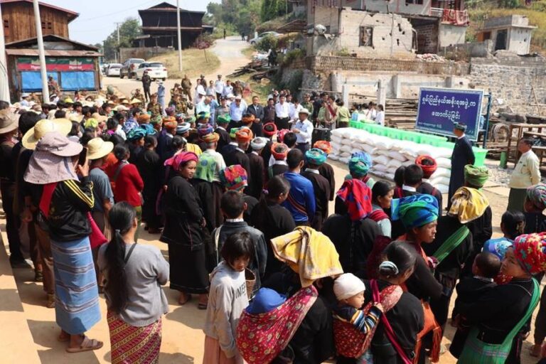 ဟိုပုံးမြို့နယ်မှ ကျေးရွာ (၃)ရွာရှိ ယာယီနေရပ်စွန့်ခွာ ပြည်သူများအား ထောက်ပံ့ရေးပစ္စည်းများနှင့် ထောက်ပံ့ငွေများ ပေးအပ်
