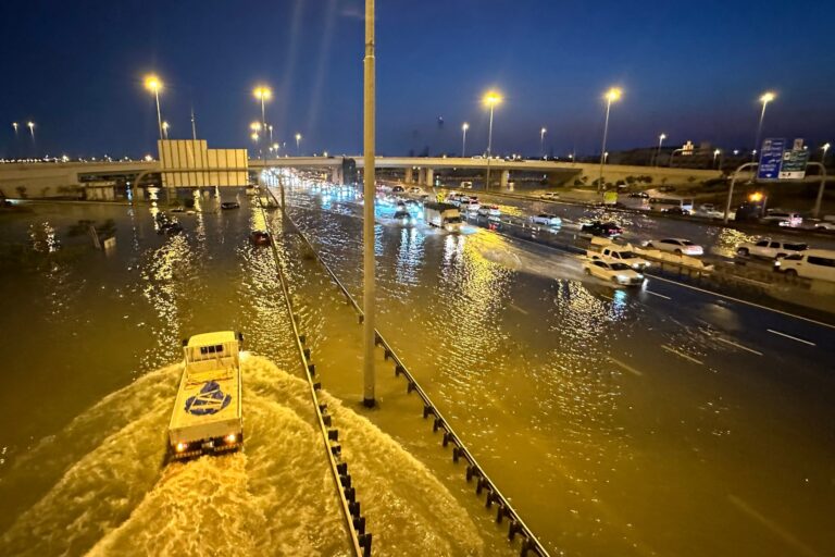 စံချိန်တင် မိုးရွာသွန်းမှုကြောင့် ဒူဘိုင်း လေဆိပ်နဲ့ လမ်းတွေ ရေမြုပ်