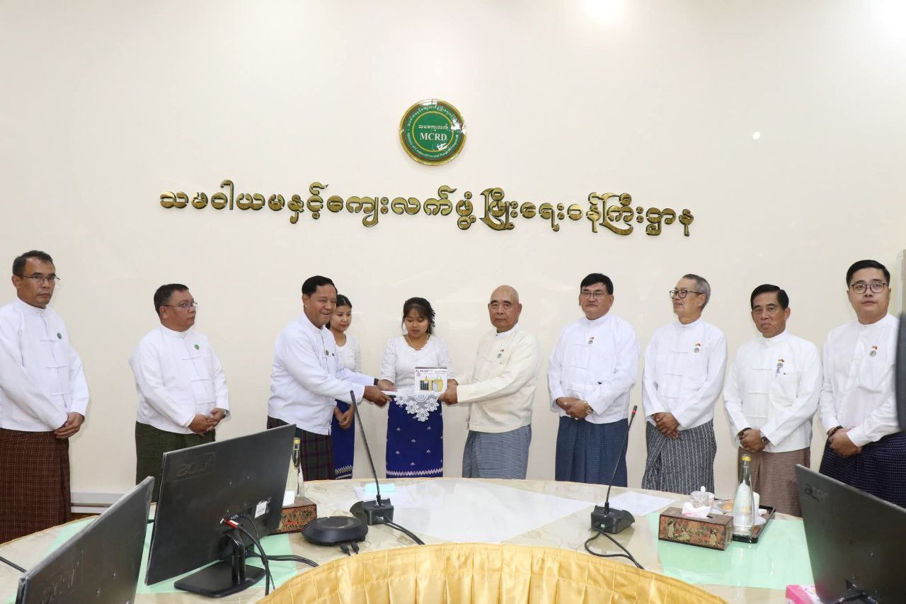 ငလျင်ဒ-ဏ်သင့်ဝန်ထမ်းများအတွက် ဆိုလာမီးအစုံ (၄၅၀)ကို မြန်မာ-တရုတ်ချစ်ကြည ...