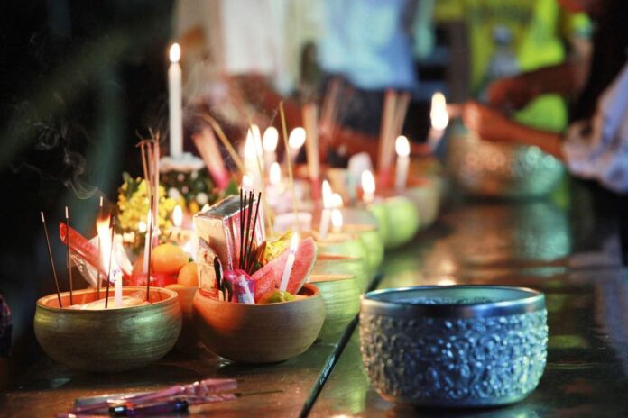 နှစ်စဉ်မပြတ် ကျင်းပပြုလုပ်သည့် မော်လမြိုင်မြို့ ဆွမ်းအိုးမျှောပွဲတော်