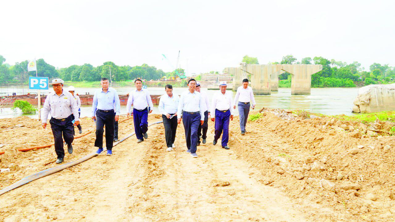 ငလျင်ဒ-ဏ်ကြောင့်ပျက်စီးသွားသော ဒုဋ္ဌဝတီတံတားကို အသစ်ပြန်လည်တည်ဆောက်နေ ...