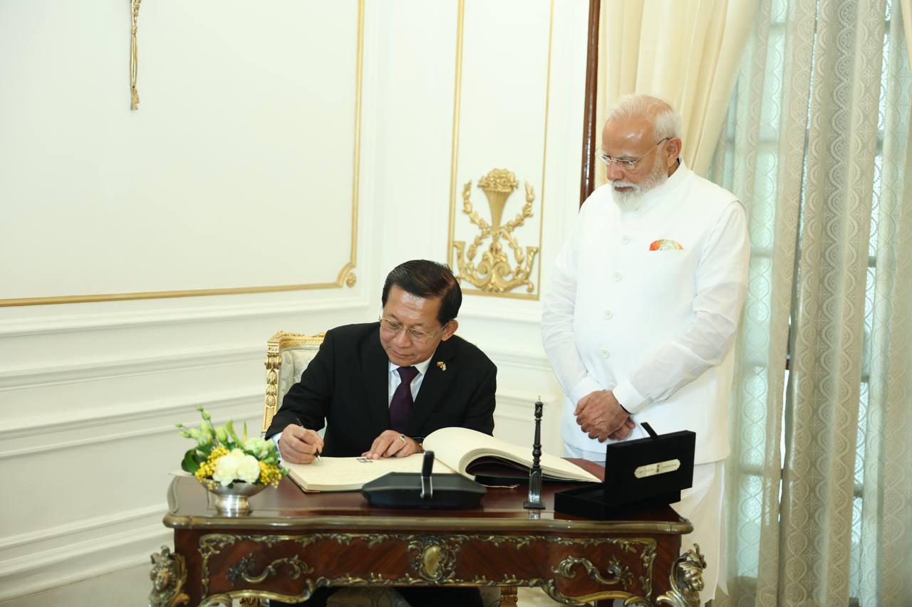 နိုင်ငံတော်သမ္မတ ဦးမင်းအောင်လှိုင် ဧည့်သည်တော်မှတ်တမ်းစာအုပ်တွင်လက်မှတ်ရေးထိုး