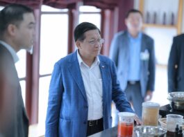 လာအိုရိုးရာ ပိုးထည်နှင့် လက်မှုပညာအခြေပြု SME လုပ်ငန်းများကို နိုင်ငံတော်သမ္မတ ဦးမင်းအောင်လှိုင်နှင့်ဇနီးလေ့လာကြည့်ရှု